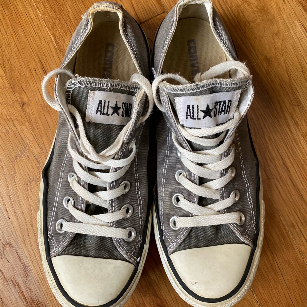 Grey converse all star chucks- men’s 6 / women 8